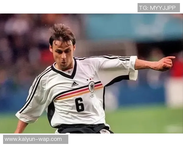 探析足球球星独特风格与竞技特点如何塑造他们的传奇地位