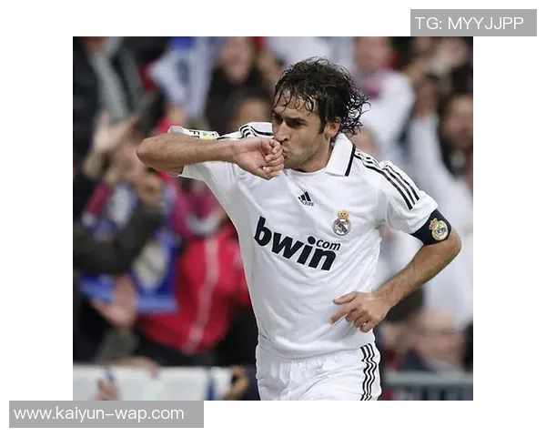 荷兰足球传奇劳尔的辉煌生涯与足球世界的影响力解析 荷兰足球传奇劳尔的辉煌生涯与足球世界的影响力解析